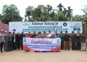 Kasat Lantas Polres Tanjab Timur, Iptu Meiselin Lobat, bersama personel dan para santri Pondok Pesantren Warisan Rasulullah saat kegiatan sosialisasi keselamatan berkendara di Kelurahan Talang Babat, Rabu (28/5/2025). (Foto: Humas Polres Tanjab Timur)
