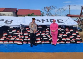 Kapolda Bengkulu Irjen Pol Mardiyono bersama Ketua Bhayangkari Bengkulu saat meninjau bantuan sosial dari Kapolri berupa 5.000 paket sembako untuk korban gempa bumi di Provinsi Bengkulu, Kamis (29/5/2025) (Foto: Dok. mediahub.polri.go.id)