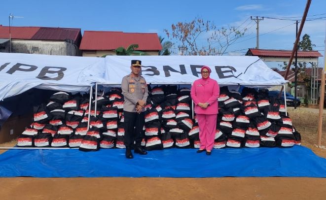 Kapolda Bengkulu Irjen Pol Mardiyono bersama Ketua Bhayangkari Bengkulu saat meninjau bantuan sosial dari Kapolri berupa 5.000 paket sembako untuk korban gempa bumi di Provinsi Bengkulu, Kamis (29/5/2025) (Foto: Dok. mediahub.polri.go.id)