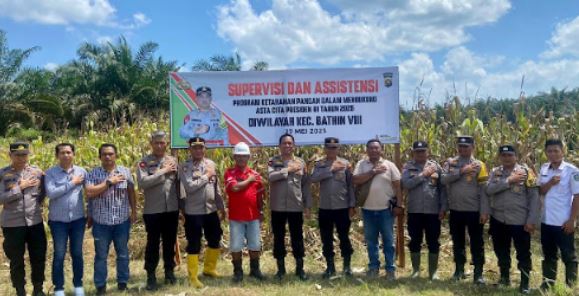 Tim Gugus Ketahanan Pangan Polres Sarolangun bersama Tim Supervisi Polda Jambi saat meninjau lahan perkebunan jagung di Kecamatan Batin VIII, Rabu (28/5/2025). (Foto: Dok. Humas Polres Sarolangun)