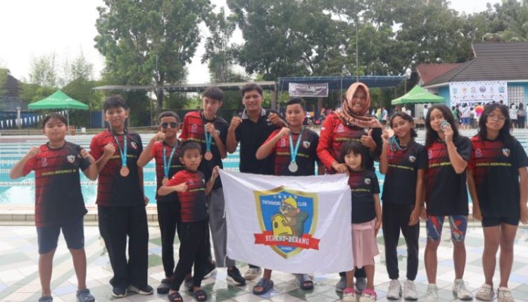 Tim Berang-Berang Swimming Club (BBSC) Jambi berpose bersama usai meraih 11 medali di ajang Walikota Cup Jambi Open Nasional 2025, 26–28 Mei lalu. (Foto: Nahar)