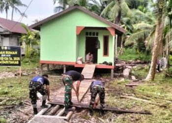 Anggota Satgas TMMD ke-124 Kodim 0419/Tanjab membangun jalan setapak menuju rumah Ibu Alui di Desa Kemuning, sebagai bagian dari program bedah rumah. (Foto: Kodim 0419/Tanjab)