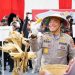 Komjen Pol. Dedi Prasetyo, Ketua Gugus Tugas Ketahanan Pangan POLRI, memamerkan hasil panen jagung dalam simbolisasi dukungan POLRI terhadap swasembada pangan nasional. (Foto: Humas POLRI)