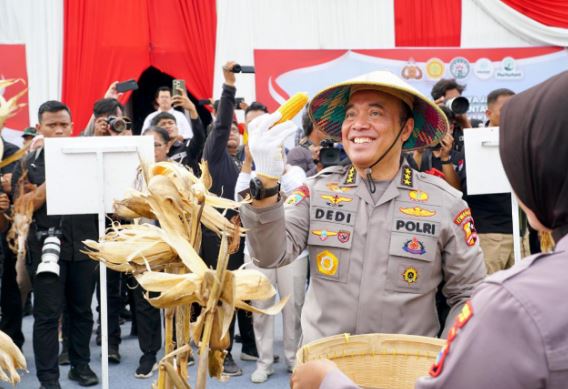 Komjen Pol. Dedi Prasetyo, Ketua Gugus Tugas Ketahanan Pangan POLRI, memamerkan hasil panen jagung dalam simbolisasi dukungan POLRI terhadap swasembada pangan nasional. (Foto: Humas POLRI)