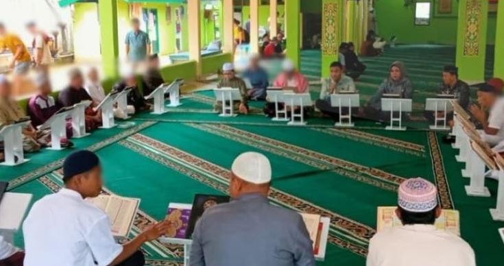 Warga Binaan Pemasyarakatan Lapas Kelas IIA Jambi tengah mengikuti kegiatan Khataman Al-Qur’an dengan khusyuk, sebagai bagian dari program pembinaan rohani, Jumat (30/5/2025). (Dok. Firdaus)