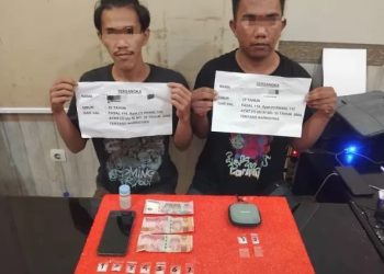 Dua tersangka pengedar narkotika jenis sabu saat diamankan di Mapolresta Jambi beserta barang bukti yang disita polisi dari dua lokasi berbeda, Jumat malam (16/5/2025). (Dok. nahar -JT)