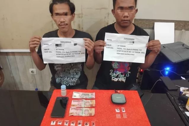 Dua tersangka pengedar narkotika jenis sabu saat diamankan di Mapolresta Jambi beserta barang bukti yang disita polisi dari dua lokasi berbeda, Jumat malam (16/5/2025). (Dok. nahar -JT)