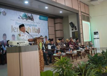 Gubernur Al Harus menyampaikan sambutan pada Pelepasan JCH Kloter 16 BTH di Asrama Haji Kota Baru, Kota Jambi, Sabtu (17/05/2025) (dok.erik - kominfo)