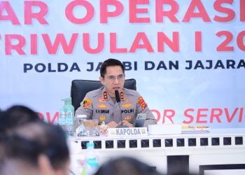 Kapolda Jambi, Irjen Pol. Krisno H. Siregar, memimpin langsung kegiatan Gelar Operasi Triwulan I Tahun 2025 di Gedung Siginjai Mapolda Jambi, Kamis (22/5). (Dok.Tia - Humas Polda Jambi)