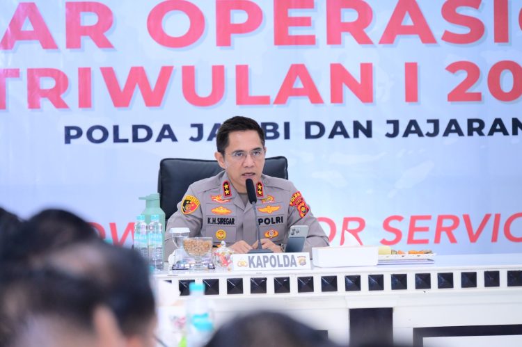 Kapolda Jambi, Irjen Pol. Krisno H. Siregar, memimpin langsung kegiatan Gelar Operasi Triwulan I Tahun 2025 di Gedung Siginjai Mapolda Jambi, Kamis (22/5). (Dok.Tia - Humas Polda Jambi)