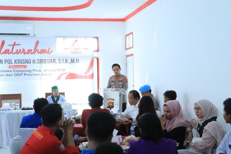 Kapolda Jambi Irjen Pol. Krisno H. Siregar menyampaikan sambutan dalam silaturahmi bersama mahasiswa dan organisasi kepemudaan di Rumah Kebangsaan Siginjai, Kamis (22/5).(dok. Nahar)