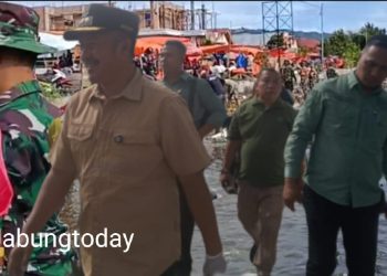 Bupati Kerinci, Monadi, bersama jajaran Forkopimda dan personel Kodim 0417/Kerinci meninjau langsung kegiatan Jumat Bersih di Kecamatan Siulak Mukai, Jumat (23/05/2025). (Dok.Yola)