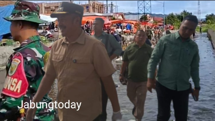 Bupati Kerinci, Monadi, bersama jajaran Forkopimda dan personel Kodim 0417/Kerinci meninjau langsung kegiatan Jumat Bersih di Kecamatan Siulak Mukai, Jumat (23/05/2025). (Dok.Yola)