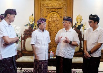 Plt. Direktur Utama Jasa Raharja Rubi Handojo (tengah kanan) berbincang dengan Gubernur Bali I Wayan Koster (tengah kiri) dalam audiensi resmi di Denpasar,Jumat (23/5/2025). (dok.humas JR Jambi)
