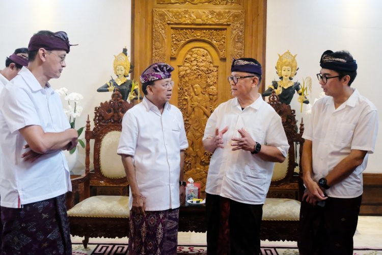 Plt. Direktur Utama Jasa Raharja Rubi Handojo (tengah kanan) berbincang dengan Gubernur Bali I Wayan Koster (tengah kiri) dalam audiensi resmi di Denpasar,Jumat (23/5/2025). (dok.humas JR Jambi)