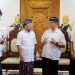 Plt. Direktur Utama Jasa Raharja Rubi Handojo (tengah kanan) berbincang dengan Gubernur Bali I Wayan Koster (tengah kiri) dalam audiensi resmi di Denpasar,Jumat (23/5/2025). (dok.humas JR Jambi)