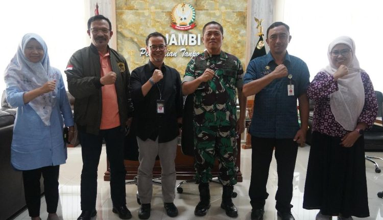 Danrem 042/Gapu Terima Kunjungan Silaturahmi Direktur Buah dan Florikultura Kementan dan Kepala BSIP Jambi, di ruang kerja nya Jumat (23/5/2025) (Dok.Pemrem042/Gapu)