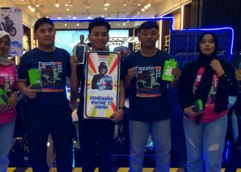 Lima peserta tampak berpose usai memenangkan berbagai hadiah menarik dari Yamaha Jambi dalam event “Grebek Pasar Rame”. Senin (26/05/2025). (Dok. yola -Jt)