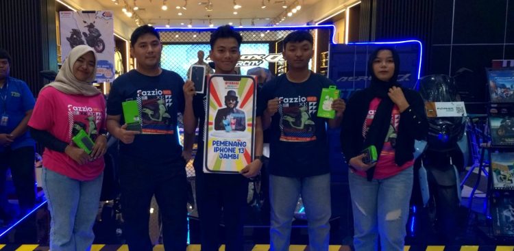 Lima peserta tampak berpose usai memenangkan berbagai hadiah menarik dari Yamaha Jambi dalam event “Grebek Pasar Rame”. Senin (26/05/2025). (Dok. yola -Jt)