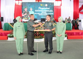 Pangdam II/Sriwijaya Mayjen TNI Ujang Darwis, M.D.A menerima cenderamata dari Danrem 042/Gapu Brigjen TNI Heri Purwanto, S.E., M.Sc di Lapangan Indoor Tenis Korem 042/Gapu, Jambi, Senin (26/5/2025).(Dok.Penrem 042/Gapu)
