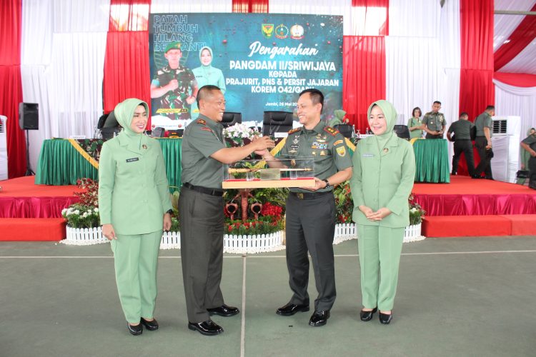 Pangdam II/Sriwijaya Mayjen TNI Ujang Darwis, M.D.A menerima cenderamata dari Danrem 042/Gapu Brigjen TNI Heri Purwanto, S.E., M.Sc di Lapangan Indoor Tenis Korem 042/Gapu, Jambi, Senin (26/5/2025).(Dok.Penrem 042/Gapu)