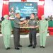Pangdam II/Sriwijaya Mayjen TNI Ujang Darwis, M.D.A menerima cenderamata dari Danrem 042/Gapu Brigjen TNI Heri Purwanto, S.E., M.Sc di Lapangan Indoor Tenis Korem 042/Gapu, Jambi, Senin (26/5/2025).(Dok.Penrem 042/Gapu)