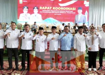 Bupati Kerinci, Monadi poto bersama Gubernur Al Haris dan Mendes PDTT Yandri Susanto saat menghadiri rakor dan sosialisasi percepatan pembentukan Koperasi Merah Putih tingkat desa di Ev Garden, Kota Jambi, Rabu (28/5).(Dok. Yola)