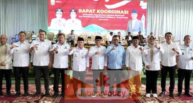 Bupati Kerinci, Monadi poto bersama Gubernur Al Haris dan Mendes PDTT Yandri Susanto saat menghadiri rakor dan sosialisasi percepatan pembentukan Koperasi Merah Putih tingkat desa di Ev Garden, Kota Jambi, Rabu (28/5).(Dok. Yola)