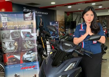 Sambut pelanggan dengan ramah: Salah satu staf dealer resmi Honda di Jambi (dok.sinsen/daus)
