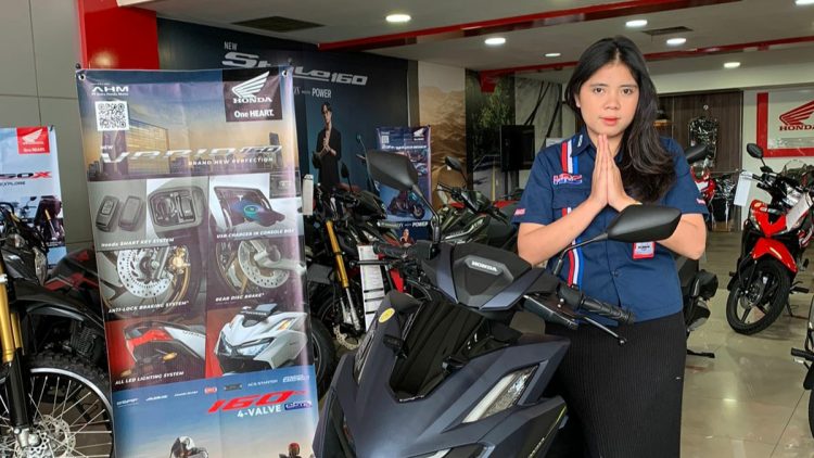 Sambut pelanggan dengan ramah: Salah satu staf dealer resmi Honda di Jambi (dok.sinsen/daus)