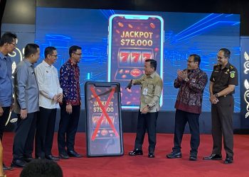 Kepala OJK Provinsi Jambi, Yan Iswara Rosya bersama Gubernur Al Harus pada Deklarasi Anti Investasi Bodong, Pinjol Ilegal dan Judol Provinsi Jambi digelar di Auditorium Rumah Dinas Gubernur Jambi, Selasa (27/5). (Dok.Yola -JT)
