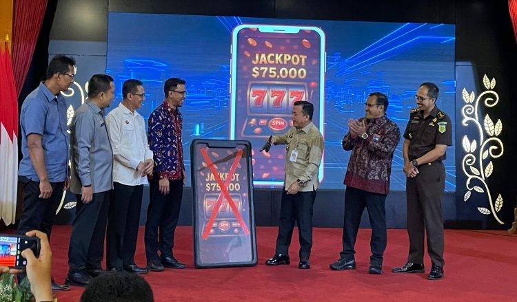 Kepala OJK Provinsi Jambi, Yan Iswara Rosya bersama Gubernur Al Harus pada Deklarasi Anti Investasi Bodong, Pinjol Ilegal dan Judol Provinsi Jambi digelar di Auditorium Rumah Dinas Gubernur Jambi, Selasa (27/5). (Dok.Yola -JT)