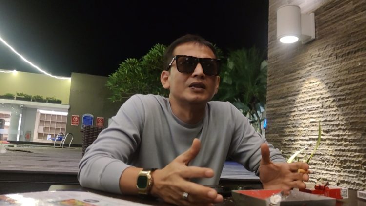 Vokalis Tipe X, Tresno Riadi saat diwawancarai di hotel aston, Kamis (29/05/2025) malam. (Dok.Stepanus)