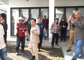 Gubernur Al Haris, saat melakukan peninjauan Proyek PLTA Kerinci di Batang Merangin, Kabupaten Kerinci, Selasa (06/05/2025) (Dok. Erit - Kominfo)