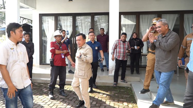 Gubernur Al Haris, saat melakukan peninjauan Proyek PLTA Kerinci di Batang Merangin, Kabupaten Kerinci, Selasa (06/05/2025) (Dok. Erit - Kominfo)
