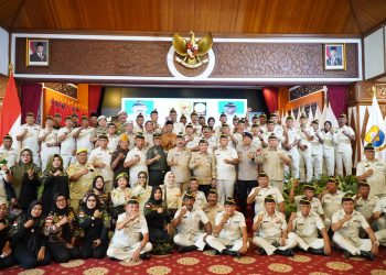 Gubernur Al Haris poto bersama Anggota Kehormatan PPAD pada di Auditorium Rumah Dinas, Rabu (07/05/2025). (Dok. Erit - Kominfo)