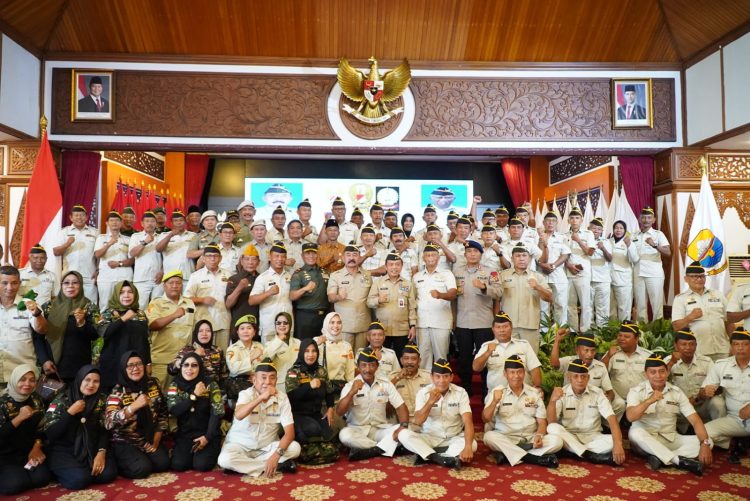 Gubernur Al Haris poto bersama Anggota Kehormatan PPAD pada di Auditorium Rumah Dinas, Rabu (07/05/2025). (Dok. Erit - Kominfo)