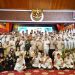 Gubernur Al Haris poto bersama Anggota Kehormatan PPAD pada di Auditorium Rumah Dinas, Rabu (07/05/2025). (Dok. Erit - Kominfo)