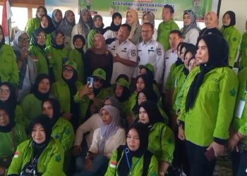 Bupati Kerinci  poto bersama DPD dan DPC HARPI Melati se-Provinsi Jambi di Villa Weloza, Kabupaten Kerinci, pada Rabu, 7 Mei 2025. (Dok Diko- JT)