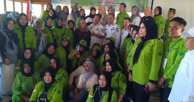 Bupati Kerinci poto bersama DPD dan DPC HARPI Melati se-Provinsi Jambi di Villa Weloza, Kabupaten Kerinci, pada Rabu, 7 Mei 2025. (Dok Diko- JT)