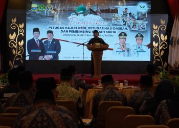 Al Haris, S.Sos pada pengukuhkan 54 Petugas Haji Kloter di Rumah Dinas Gubernur, Kamis (08/05/2025) (Dok. Erit- Kominfo)