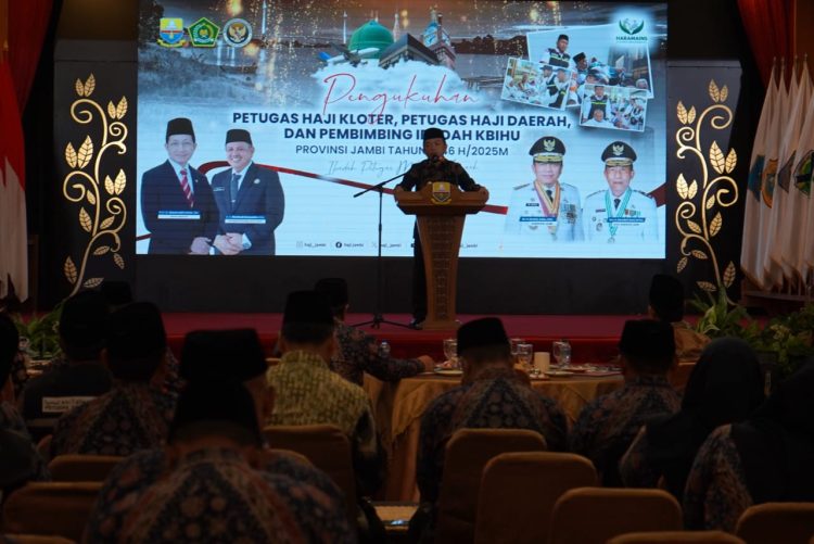 Al Haris, S.Sos pada pengukuhkan 54 Petugas Haji Kloter di Rumah Dinas Gubernur, Kamis (08/05/2025) (Dok. Erit- Kominfo)