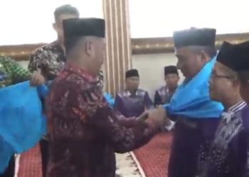 Bupati Monadi pada acara Manasik Haji  di Masjid Ar-Raudhah, Pondok Pesantren Nurul Haq, Semurup, Kamis (8/5). (Dok .Diko JT)