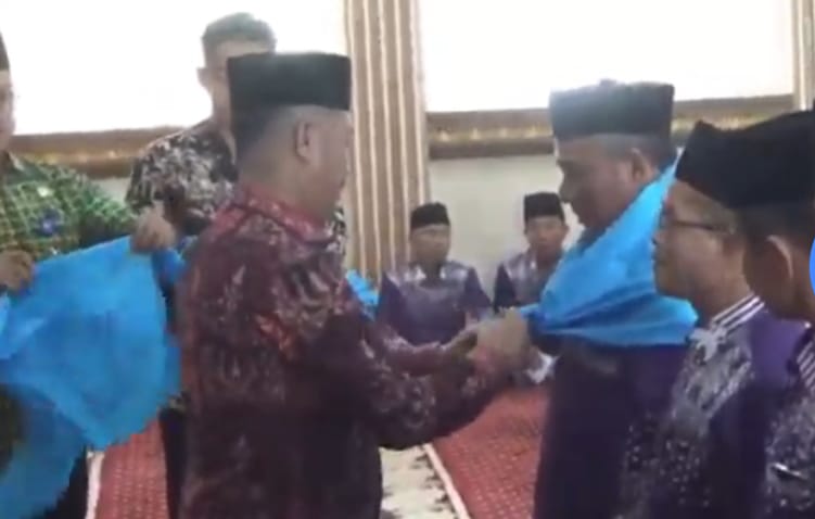 Bupati Monadi pada acara Manasik Haji di Masjid Ar-Raudhah, Pondok Pesantren Nurul Haq, Semurup, Kamis (8/5). (Dok .Diko JT)