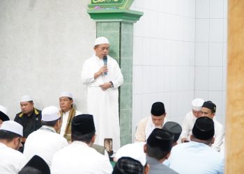 Gubernur Al Haris saat subuh keliling  di Masjid Nurul Islam Kota Baru,Jambi, Jumat (09/05/2025) (Dok. Erit- Kominfo)
