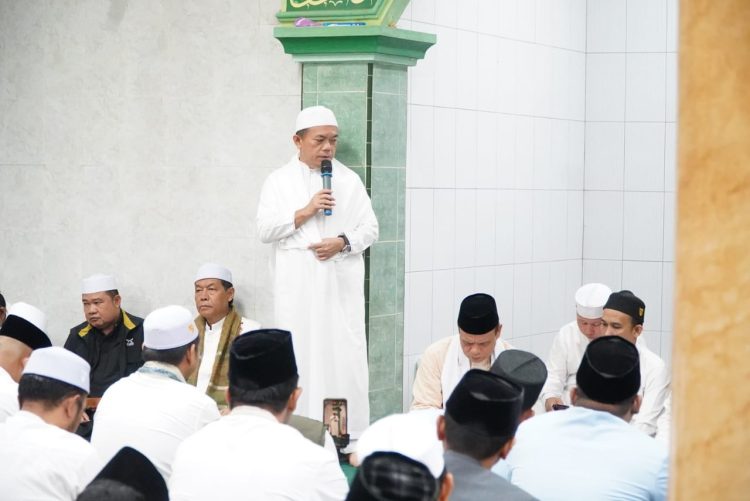 Gubernur Al Haris saat subuh keliling di Masjid Nurul Islam Kota Baru,Jambi, Jumat (09/05/2025) (Dok. Erit- Kominfo)