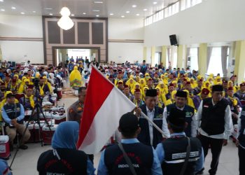 Wagub sani saat Pelepasan JCH  Kloter 13 BTH Provinsi Jambi di Asrama Haji Kota Baru Rabu (14/05/2025) (Dok. Erit - Komifno)