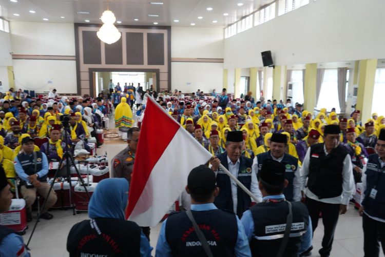 Wagub sani saat Pelepasan JCH Kloter 13 BTH Provinsi Jambi di Asrama Haji Kota Baru Rabu (14/05/2025) (Dok. Erit - Komifno)