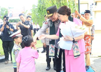 Kapolda Jambi, Irjen Pol. Krisno H. Siregar bersama Ketua Bhayangkari Daerah Jambi, Ny. Evi Krisno H. Siregar, melaksanakan kunjungan kerja ke Polres Bungo pada Rabu, (14/06/2025). (Dok.Eko - Humas Polda Jambi)