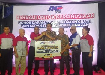 Penyerahan secara simbolis Mobil Jenazah oleh Presiden Direktur JNE, M. Feriadi Soeprapto kepada Komunitas Kong Hu  di Kantor Cabang Utama JNE Jambi, Kamis (15/5/2025). (Dok. daus)